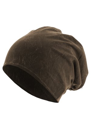 Bonnet en tissu brun et doux avec un design décontracté et une texture subtile. Présente une apparence froissée et une coupe ample.