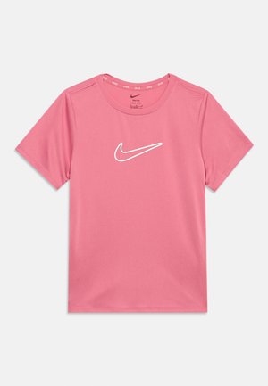 Pinkes Nike Dri-FIT T-Shirt mit kurzen Ärmeln, weißem Nike-Swoosh-Logo mittig auf der Brust, Rundhalsausschnitt und Logodruck im Nackenbereich innen.