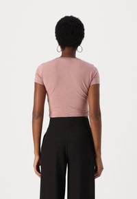 Guess Originals GO VINTAGE BAKER  - Camiseta estampada - twilight lavender