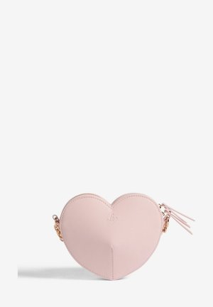 Herzförmige rosa Lederhandtasche mit glatter Textur, goldfarbenen Metallteilen und einem Reißverschluss, der ein dezentes Logo auf der Vorderseite zeigt.