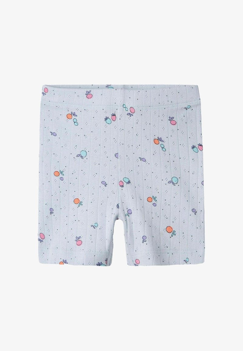 Šviesiai mėlynos medvilninės šortai su raukšlėta tekstūra, puoštos mažų, įvairiaspalvių vaisių ir lapų raštais visame paviršiuje.