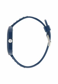 Tengerészkék műanyag karóra téglalap alakú tokban, ezüst színű korona, és rugalmas pánt kis lyukakkal a méretállításhoz.