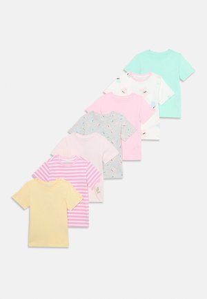 Conjunto de sete camisetas de manga curta em cores pastel: amarelo, rosa, cinza e menta. Os padrões incluem listras e designs florais. Material em algodão.