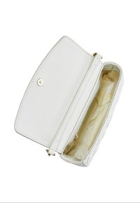 Pochette en cuir blanc avec un design pliable, quincaillerie dorée et un extérieur texturé. L'intérieur présente une doublure lisse de couleur claire.