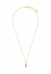 Collar de color dorado con una cadena delicada y un colgante de tres partes que presenta piedras rojas, incluyendo engastes intrincados y un cierre de langosta.