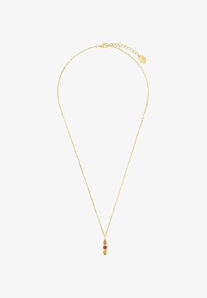 Goudkleurige ketting met een delicate schakel en een drievoudige hanger met rode stenen, inclusief verfijnde zettingen en een kreeftenhaak.