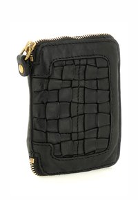 Portafoglio in pelle nera con una texture intrecciata, cerniera e dettagli in metallo di tono dorato. Forma rettangolare compatta con cuciture ornamentali.