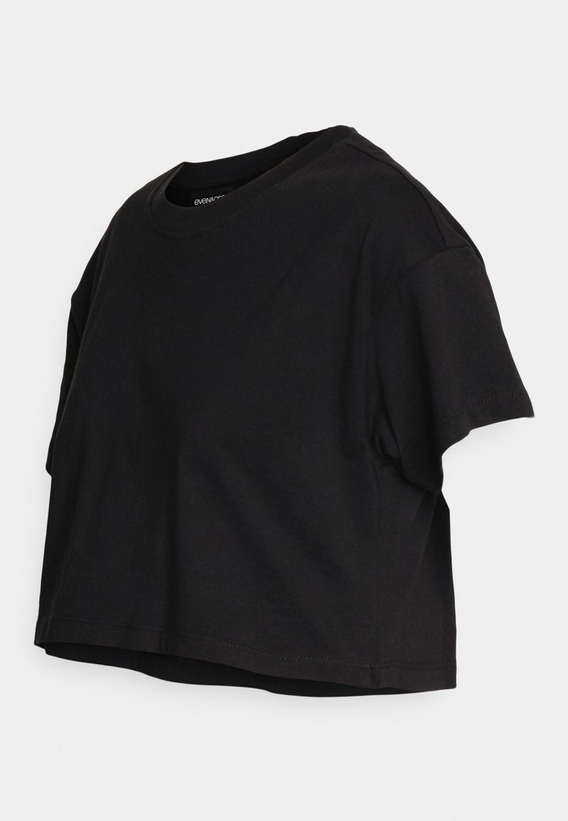Czarny krótki T-shirt wykonany z bawełny, z okrągłym dekoltem i krótkimi rękawami. Gładka faktura z prostym wzorem, bez widocznych nadruków czy akcentów.
