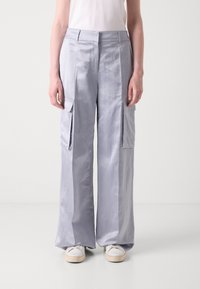 Lichtlila cargobroek met een relaxed fit, voorzien van twee zijzakken, een gladde textuur en een platte tailleband.