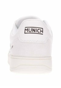 Sneaker bianca con parte superiore in pelle liscia e tallone in camoscio. Logo "MUNICH" stampato in nero sul retro. Suola in gomma testurizzata.