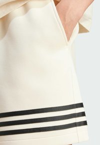 adidas Originals NEUCLASSICS - Pantalones deportivos -  white