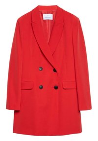 Dubbelgeknoopt rood colbert van gladde stof. Voorzien van zwarte knopen, kraag met inkeping en twee frontzakken. Getailleerde pasvorm met lange mouwen.