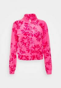 Fleece jas met rits in levendig roze met donkerroze bloemenpatronen, hoge kraag en elastische manchetten. Kort model met een strakke pasvorm.