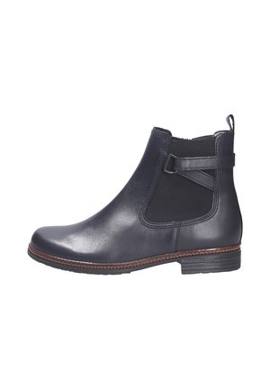Stivaletto alla caviglia in pelle nera con pannello laterale elastico, cinturino decorativo, tacco basso e bordo marrone sulla suola, mostrato di lato.