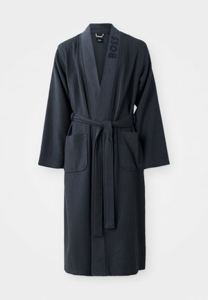 Bata de baño texturizada en azul oscuro con un cinturón, dos bolsillos delanteros y el logo "BOSS" en el cuello. Material ligero de punto waffle.