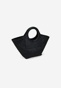 Bolsa negra tejida con un exterior texturizado y un asa superior circular. Presenta una base negra sólida y elementos de diseño minimalista.