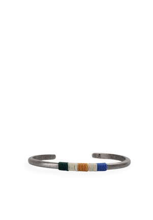 Brazalete de metal con secciones envueltas en hilo verde, blanco, naranja, blanco y azul, mostrado sobre un fondo blanco.