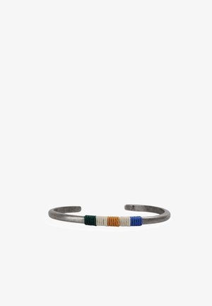 Brazalete de metal con secciones envueltas en hilo verde, blanco, naranja, blanco y azul, mostrado sobre un fondo blanco.