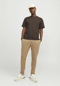 Jack & Jones JPSTACE SMART - Tracksuit bottoms - elmwood