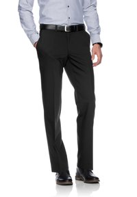 Schwarze Anzughose mit flachem Frontdesign, schlanker Passform und glatter Textur. Kombiniert mit einem schwarzen Gürtel mit silberner Schnalle und schwarzen Schuhen.