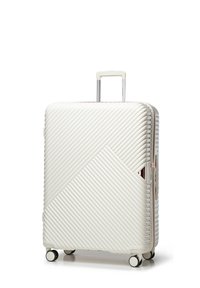 Valise rigide blanche avec texture striée diagonale, poignée télescopique, quatre roues et accents en or rose. Design compact pour le voyage.