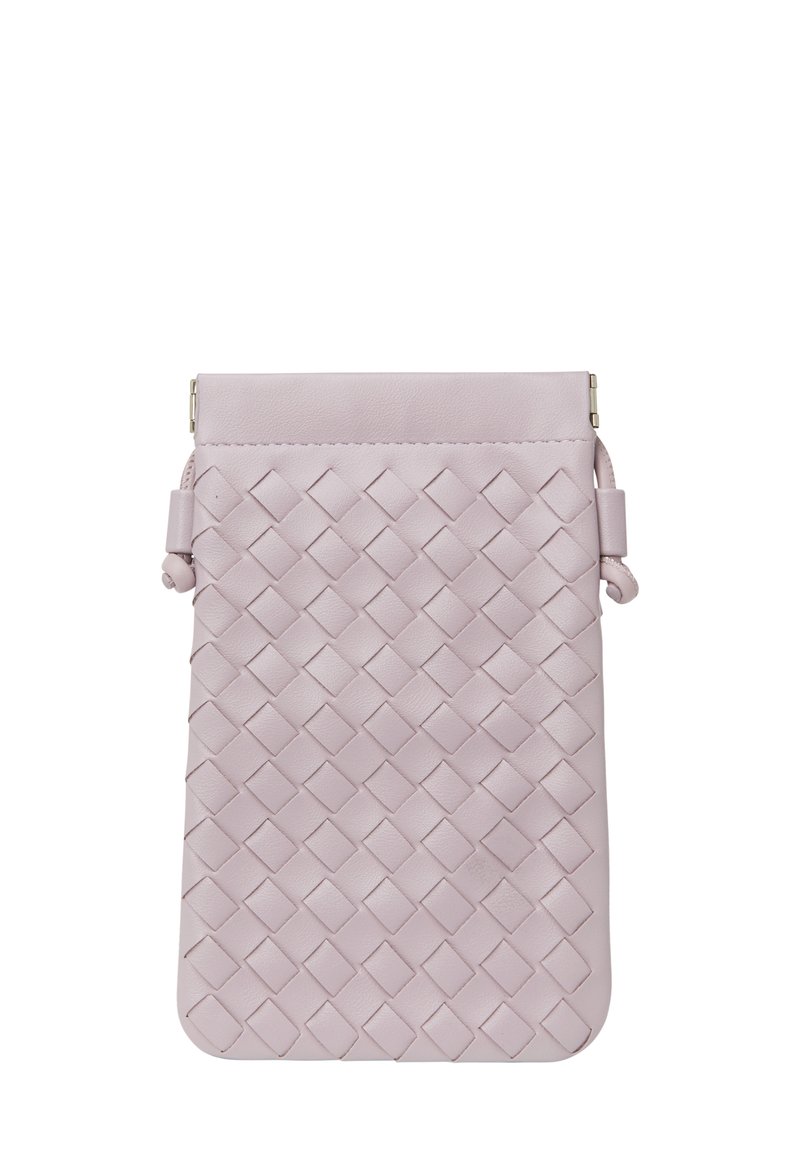 Mjuk rosa läderpåse med ett vävt diamantsmönster och metallspänne i toppen, designad för små personliga föremål.