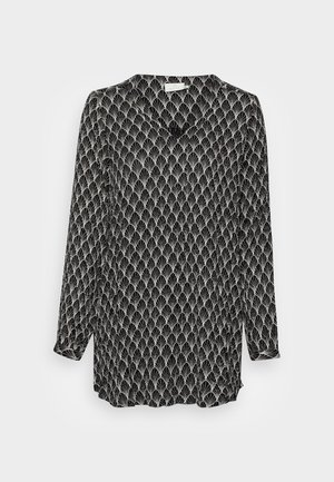 Sort bluse med lange ærmer og v-hals, der har et indviklet hvidt bladmønster over stoffet. Blødt, let materiale.