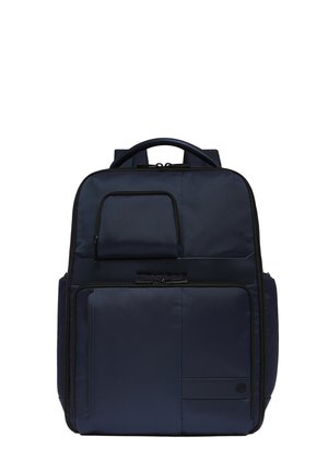 Mochila azul oscuro con múltiples bolsillos con cremallera, asa superior, correas acolchadas y un pequeño emblema de la marca en un bolsillo frontal inferior.