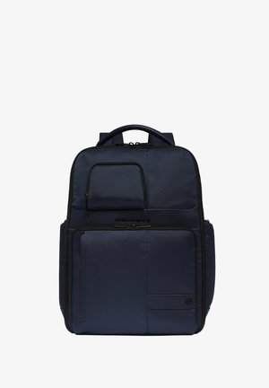 Mochila azul oscuro con múltiples bolsillos con cremallera, asa superior, correas acolchadas y un pequeño emblema de la marca en un bolsillo frontal inferior.