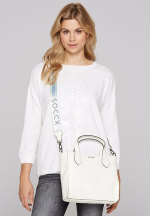 Weißes Handtasche mit zwei Griffen und verstellbarem Schultergurt, ausgestattet mit schwarzem Paspel und dem "SOCCX"-Logo auf der Vorderseite. Strukturierte Lederoberfläche.