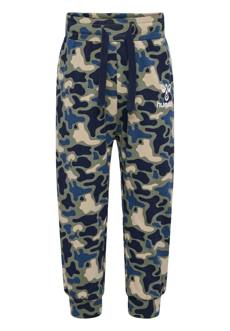 Camouflerende sweatpants in groen, blauw en beige. Kenmerken zijn een elastische tailleband met koord en geribbelde boorden. Logo aan de zijkant.