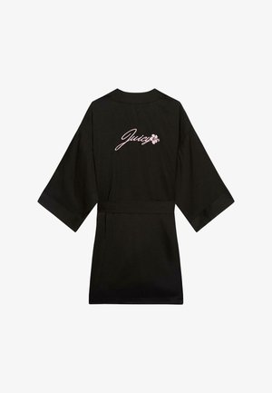 Juoda chalatė su trumpomis rankovėmis, juosmens diržu ir rožinėmis išsiuvinėtomis "Juicy" raidėmis su gėlių akcentu nugaros pusėje. Lygus paviršius.