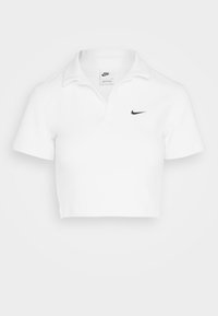 Vit kortärmad Nike-polo med krage och liten svart swoosh-logotyp på vänster bröst.
