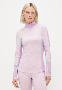 Gai violeta garām piedurknēm tops ar rāvējslēdzēju apkakli, kuram ir maiga ziedu raksts, kontrastējošas gaiši zilas dekošanas šuves un pieguļoša forma.