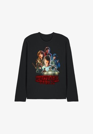 Schwarzes Langarmshirt mit Charakteren aus Stranger Things in dramatischen Posen über dem roten Neon-Titel der Serie.