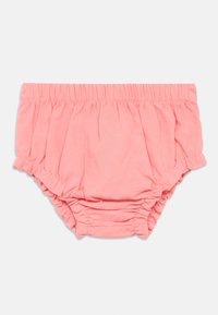 Ροζ υφασμάτινες βολάν με ελαστική μέση, συγκεντρωμένες λεπτομέρειες και ρυτίδες στις άκρες. Μαλακό, ελαφρύ υλικό με λεία υφή.