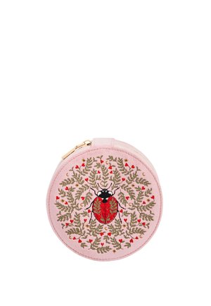 Apvalus rožinis maišelis su siuvinėta raudona ir juoda boružė, apsupta žalių lapuotų šakelių ir mažų raudonų širdelių, viršuje auksinės spalvos užtrauktukas.