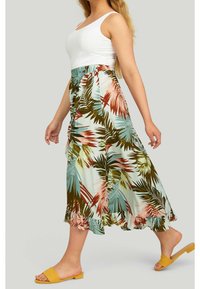 Jupe maxi florale avec une base bleu clair ornée de motifs de feuilles de palmier verts et bruns. La jupe présente un ourlet volanté et une taille élastique.