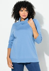 Ulla Popken ROLLKRAGEN BÜNDCHEN - Strickpullover - light cornflower