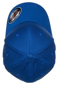 Cappellino da baseball blu con corona strutturata, visiera piatta e fori traspiranti. Presenta un adesivo con logo circolare sul davanti. Il materiale appare liscio.