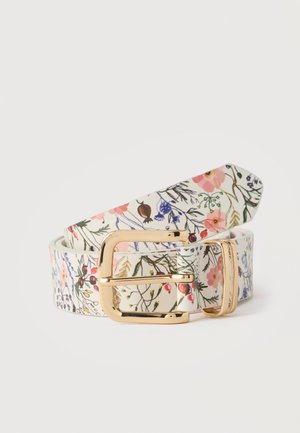 Cinturón de cuero blanco con estampado floral multicolor y una hebilla rectangular dorada brillante, enrollado sobre un fondo blanco.