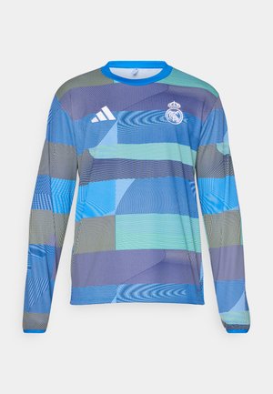 Jersey deportivo de manga larga con un patrón geométrico azul y verde, hecho de una tela ligera con cuello azul acanalado y logotipo de Adidas.