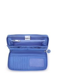 Blå tygplånbok med dragkedjestängning. Inuti finns flera kortfack, delade fack och ett fack med dragkedja. Slät yta.