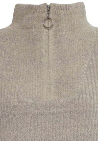 Pull col roulé en tricot ribbed gris clair avec une fermeture éclair dans le dos et un tirette circulaire. Le matériau semble doux et texturé.