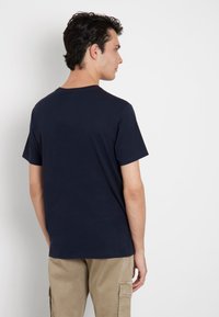 Guess - T-shirt z nadrukiem