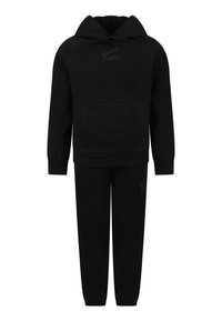 Set di felpa e pantaloni tuta neri Nike. La felpa presenta maniche raglan e una tasca frontale. Tessuto morbido con dettagli del logo discreti.