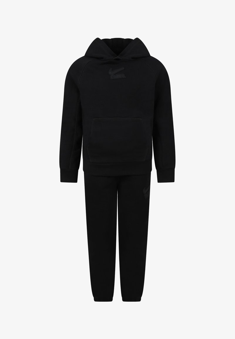 Set di felpa e pantaloni tuta neri Nike. La felpa presenta maniche raglan e una tasca frontale. Tessuto morbido con dettagli del logo discreti.