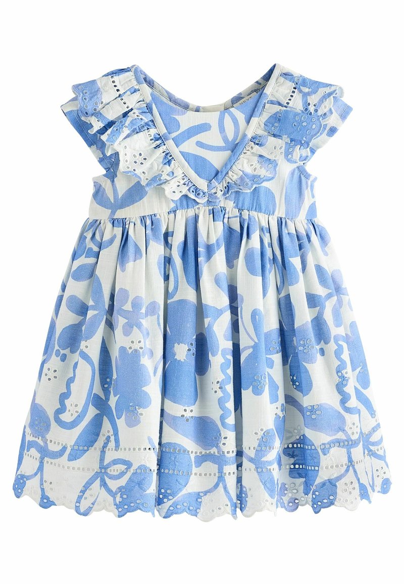 Robe bébé sans manches bleue et blanche avec motif floral, encolure à volants et détails en dentelle ajourée sur l’ourlet et les manches.