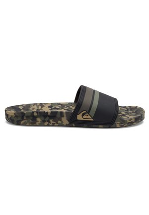 Badesandale mit Camouflage-Muster, schwarzem Riemen, zwei olivgrünen Streifen und einem Logo an der Seite, abgebildet auf weißem Hintergrund.