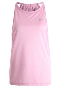Top de deporte rosa con un acabado texturizado, que presenta un escote alto y tirantes finos. Logo de Nike en color plata ubicado en la parte superior izquierda.